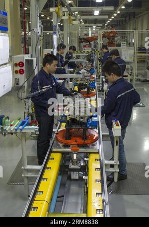 (140402) -- CHONGQING, 2. April 2014 (Xinhua) -- Arbeiter arbeiten bei der Ford Motor Company in der südwestlichen Gemeinde Chongqing, 2. April 2014. Das Motorenwerk wird von Changan Ford Mazda Automobile Co., Ltd. Betrieben (CFMA), das chinesische Joint-Venture von Ford, führte Ende März einen 1,0-Liter-Turbomotor ein. (Xinhua/Chen Cheng) (wf) CHINA-CHONGQING-AUTO-FORD-ENGINE (CN) PUBLICATIONxNOTxINxCHN CHONGQING 2. April 2014 XINHUA-Mitarbeiter arbeiten BEI DER Ford Engine Company in der südwestlichen Gemeinde Chongqing 2. April 2014 das Motorenwerk, das von Changan Ford Mazda Automobiles Co Ltd Ford S China Joint Vent betrieben wird Stockfoto