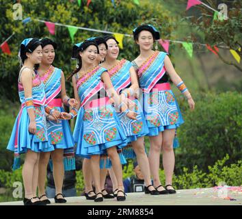 (140402) -- GUIYANG, 2. April 2014 (Xinhua) -- Menschen der Buyi-Ethnie treten beim San Yue San Festival in der Gemeinde Xinbao in Guiyang, Hauptstadt der südwestchinesischen Provinz Guizhou, am 2. April 2014 auf. Das Festival, das am 3. Tag des 3. Monats im chinesischen Mondkalender stattfindet, wird von Menschen vieler ethnischer Gruppen in China gefeiert. (Xinhua/Tao Liang) (zc) CHINA-GUIZHOU-GUIYANG-SAN YUE SAN (CN) PUBLICATIONxNOTxINxCHN Guiyang 2. April 2014 XINHUA Prominente der Buyi Ethnic Group treten BEIM San Festival in der Gemeinde XINBAO in Guiyang, der Hauptstadt von Südwestchina S Guiz, auf Stockfoto