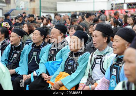 (140402) -- GUIYANG, 2. April 2014 (Xinhua) -- Menschen der ethnischen Gruppe Buyi beobachten die Vorstellung beim San Yue San Festival in der Gemeinde Xinbao in Guiyang, der Hauptstadt der südwestchinesischen Provinz Guizhou, am 2. April 2014. Das Festival, das am 3. Tag des 3. Monats im chinesischen Mondkalender stattfindet, wird von Menschen vieler ethnischer Gruppen in China gefeiert. (Xinhua/Tao Liang) (zc) CHINA-GUIZHOU-GUIYANG-SAN YUE SAN (CN) PUBLICATIONxNOTxINxCHN Guiyang 2. April 2014 XINHUA Prominente der Buyi Ethnic Group sehen Performance BEIM San Yue San Festival in der Gemeinde XINBAO in der Hauptstadt von Guiyang Stockfoto
