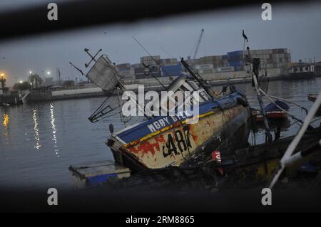 (140402) -- IQUIQUE, 2. April 2014 (Xinhua) -- Ein beschädigtes Boot wird am Dock nach einem Erdbeben in Iquique in der Tarapaca-Region, nördlich von Chile, am 2. April 2014 gesehen. Ein Erdbeben der Stärke 8,2 traf am Dienstag vor der Nordküste Chiles und hinterließ fünf Tote und drei Schwerverletzte, während Tausende von Menschen aufgrund eines Tsunamialarms evakuiert wurden. (Xinhua/Pablo Vera/Agencia UNO) (djj) CHILE-IQUIQUE-ERDBEBEN PUBLICATIONxNOTxINxCHN Iquique 2. April 2014 XINHUA ein beschädigtes Boot IST Seen AN einem Dock nach dem Erdbeben im Iquique der Tarapaca-Region nördlich von Chile AM 2. April 2014 bis 8 2 m Stockfoto
