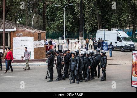 (140402) -- KAIRO, 2. April 2014 (Xinhua) -- ägyptische Sicherheitskräfte stehen auf dem Sprengplatz vor der Universität Kairo, Ägypten, 2. April 2014. Eine dritte Explosion traf am Mittwoch vor der Cairo University, einer der prominentesten und ältesten Universitäten Ägyptens, nachdem frühere Doppelexplosionen einen Spitzenbeamten der Polizei getötet und weitere fünf Beamte in derselben Gegend verwundet hatten, berichtete das staatliche Fernsehen Nile. (Xinhua/Amru Salahuddien) (djj) EGYPT-CAIRO-BLASTS PUBLICATIONxNOTxINxCHN Kairo 2. April 2014 XINHUA Egyptian Security Forces Stand Guard AN der Blast Site außerhalb der Universität Kairo Ägypten April Stockfoto