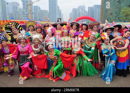 (140402) -- GUIYANG, 2. April 2014 (Xinhua) -- Künstler präsentieren traditionelle Kostüme lokaler ethnischer Gruppen auf dem San Yue San Festival in Liuzhou, Südchinas autonome Region Guangxi Zhuang, 2. April 2014. Das Festival, das am 3. Tag des 3. Monats im chinesischen Mondkalender stattfindet, wird von Menschen vieler ethnischer Gruppen in China gefeiert. (Xinhua/Huang Xiaobang) (zc) CHINA-GUANGXI-LIUZHOU-SAN YUE SAN (CN) PUBLICATIONxNOTxINxCHN Guiyang 2. April 2014 XINHUA-Künstler präsentieren traditionelle Kostüme lokaler ethnischer Gruppen AUF dem San Yue San Festival in Liuzhou Südchina S Guangxi ZHUANG A Stockfoto