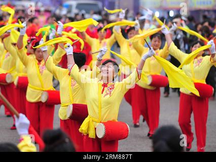 (140402) -- GUIYANG, 2. April 2014 (Xinhua) -- Künstler treten beim San Yue San Festival in Liuzhou, Südchinas autonome Region Guangxi Zhuang, 2. April 2014 auf. Das Festival, das am 3. Tag des 3. Monats im chinesischen Mondkalender stattfindet, wird von Menschen vieler ethnischer Gruppen in China gefeiert. (Xinhua/Huang Xiaobang) (zc) CHINA-GUANGXI-LIUZHOU-SAN YUE SAN (CN) PUBLICATIONxNOTxINxCHN Guiyang 2. April 2014 XINHUA-Künstler treten BEIM San Yue San Festival in Liuzhou Südchina S Guangxi ZHUANG Autonomous Region 2. April 2014 das Festival auf, das AM 3. Monat i fällt Stockfoto