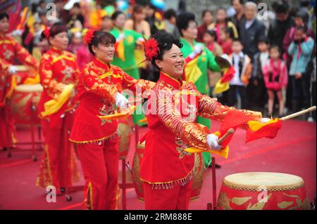(140402) -- GUIYANG, 2. April 2014 (Xinhua) -- Künstler treten beim San Yue San Festival in Liuzhou, Südchinas autonome Region Guangxi Zhuang, 2. April 2014 auf. Das Festival, das am 3. Tag des 3. Monats im chinesischen Mondkalender stattfindet, wird von Menschen vieler ethnischer Gruppen in China gefeiert. (Xinhua/Huang Xiaobang) (zc) CHINA-GUANGXI-LIUZHOU-SAN YUE SAN (CN) PUBLICATIONxNOTxINxCHN Guiyang 2. April 2014 XINHUA-Künstler treten BEIM San Yue San Festival in Liuzhou Südchina S Guangxi ZHUANG Autonomous Region 2. April 2014 das Festival auf, das AM 3. Monat i fällt Stockfoto