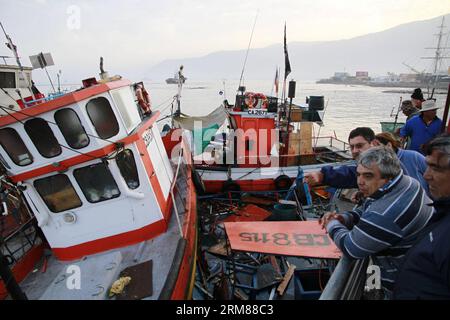 (140402) -- IQUIQUE, 2. April 2014 (Xinhua) -- Menschen sehen nach einem Erdbeben am Dienstagabend in Caleta Guardia Marina Riquelme, in Iquique, Nord-Chile, am 2. April 2014, beschädigte Boote aus. Ein Erdbeben der Stärke 8,2 traf am Dienstag vor der Nordküste Chiles und hinterließ fünf Tote und drei Schwerverletzte, während Tausende von Menschen aufgrund eines Tsunamialarms evakuiert wurden. (Xinhua/Str) (jg) (sp) CHILE-IQUIQUE-UMWELT-ERDBEBEN PUBLICATIONxNOTxINxCHN Iquique 2. April 2014 XINHUA Prominente Schauen Sie beschädigte Boote nach dem Erdbeben AM Dienstag S Nacht in Caleta Guardia Marina Rique Stockfoto