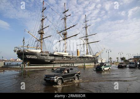 (140402) -- IQUIQUE, 2. April 2014 (Xinhua) -- Fahrzeuge durchqueren die Flut nach einem Erdbeben in der Dienstagnacht, in Caleta Guardia Marina Riquelme, in Iquique, Nord-Chile, am 2. April 2014. Ein Erdbeben der Stärke 8,2 traf am Dienstag vor der Nordküste Chiles und hinterließ fünf Tote und drei Schwerverletzte, während Tausende von Menschen aufgrund eines Tsunamialarms evakuiert wurden. (Xinhua/Str) (jg) (sp) CHILE-IQUIQUE-UMWELT-ERDBEBEN PUBLICATIONxNOTxINxCHN Iquique 2. April 2014 XINHUA VEHICLES Pass durch die Flut nach dem Erdbeben AM Dienstag, der Nacht in Caleta Guardia M. Stockfoto