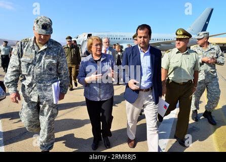 (140402) -- IQUIQUE, April 2, 2014 (Xinhua) -- Photo provided by Chile s Presidency shows Chilean President Michelle Bachelet (2nd L) arriving in Iquique, north of Chile, on April 2, 2014. Bachelet visited on Wednesday the cities of Iquique and Arica, which were affected by an 8.2-magnitude earthquake hitting off the northern coast of Chile Tuesday. (Xinhua/Chile s Presidency) CHILE-IQUIQUE-EARTHQUAKE-BACHELET PUBLICATIONxNOTxINxCHN   Iquique April 2 2014 XINHUA Photo provided by Chile S Presidency Shows Chilean President Michelle Bachelet 2nd l arriving in Iquique North of Chile ON April 2 20 Stockfoto