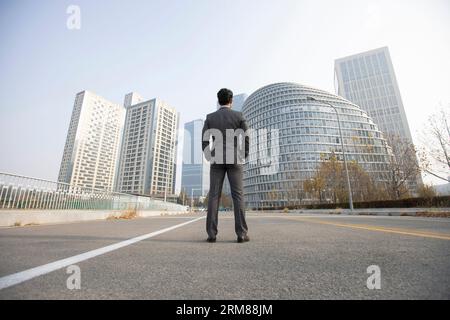 Zuversichtlich Geschäftsmann zu betrachten Stockfoto