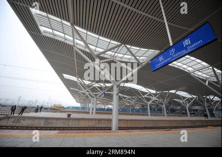 (140403) -- CHANGSHA, 3. April 2014 (Xinhua) -- Arbeiter arbeiten auf der Baustelle des Changsha Südbahnhofs in Changsha, Hauptstadt der zentralchinesischen Provinz Hunan, 3. April 2014. Der Bahnhof wird voraussichtlich am 30. April 2014 fertiggestellt sein, als er die Kreuzung der Schnellbahn Wuhan-Guangzhou und der Schnellbahn Shanghai-Kunming sein wird. Und Changsha wird der regionale Knotenpunkt im Hochgeschwindigkeitsbahnverkehr sein. (Xinhua/Bai Yu)(wjq) CHINA-CHANGSHA-RAILWAY STATION-CONSTRUCTION (CN) PUBLICATIONxNOTxINxCHN Changsha 3. April 2014 XINHUA-Arbeiter arbeiten AM Bauplatz Stockfoto