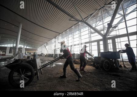 (140403) -- CHANGSHA, 3. April 2014 (Xinhua) -- Arbeiter arbeiten auf der Baustelle des Changsha Südbahnhofs in Changsha, Hauptstadt der zentralchinesischen Provinz Hunan, 3. April 2014. Der Bahnhof wird voraussichtlich am 30. April 2014 fertiggestellt sein, als er die Kreuzung der Schnellbahn Wuhan-Guangzhou und der Schnellbahn Shanghai-Kunming sein wird. Und Changsha wird der regionale Knotenpunkt im Hochgeschwindigkeitsbahnverkehr sein. (Xinhua/Bai Yu)(wjq) CHINA-CHANGSHA-RAILWAY STATION-CONSTRUCTION (CN) PUBLICATIONxNOTxINxCHN Changsha 3. April 2014 XINHUA-Arbeiter arbeiten AM Bauplatz Stockfoto