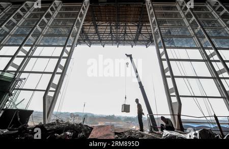 (140403) -- CHANGSHA, 3. April 2014 (Xinhua) -- Arbeiter arbeiten auf der Baustelle des Changsha Südbahnhofs in Changsha, Hauptstadt der zentralchinesischen Provinz Hunan, 3. April 2014. Der Bahnhof wird voraussichtlich am 30. April 2014 fertiggestellt sein, als er die Kreuzung der Schnellbahn Wuhan-Guangzhou und der Schnellbahn Shanghai-Kunming sein wird. Und Changsha wird der regionale Knotenpunkt im Hochgeschwindigkeitsbahnverkehr sein. (Xinhua/Bai Yu)(wjq) CHINA-CHANGSHA-RAILWAY STATION-CONSTRUCTION (CN) PUBLICATIONxNOTxINxCHN Changsha 3. April 2014 XINHUA-Arbeiter arbeiten AM Bauplatz Stockfoto