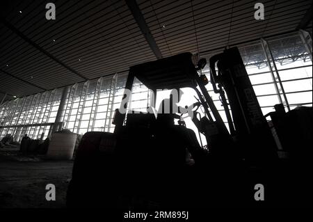 (140403) -- CHANGSHA, 3. April 2014 (Xinhua) -- Arbeiter arbeiten auf der Baustelle des Changsha Südbahnhofs in Changsha, Hauptstadt der zentralchinesischen Provinz Hunan, 3. April 2014. Der Bahnhof wird voraussichtlich am 30. April 2014 fertiggestellt sein, als er die Kreuzung der Schnellbahn Wuhan-Guangzhou und der Schnellbahn Shanghai-Kunming sein wird. Und Changsha wird der regionale Knotenpunkt im Hochgeschwindigkeitsbahnverkehr sein. (Xinhua/Bai Yu)(wjq) CHINA-CHANGSHA-RAILWAY STATION-CONSTRUCTION (CN) PUBLICATIONxNOTxINxCHN Changsha 3. April 2014 XINHUA-Arbeiter arbeiten AM Bauplatz Stockfoto