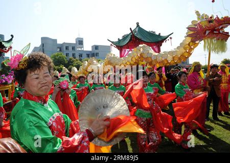 (140404) -- DEQING, 4. April 2014 (Xinhua) -- Künstler treten auf der Canhua Fair auf, einer traditionellen Volksveranstaltung zur Feier des bevorstehenden Qingming Festivals, in der Xinshi Township in Deqing, der ostchinesischen Provinz Zhejiang, am 4. April 2014. Das Qingming Festival, auch Tomb Sweeping Day genannt, ist ein Tag, an dem die Chinesen ihre Vorfahren und Verwandten auswendig lernen. (Xinhua/Ju Huanzong) (zc) CHINA-ZHEJIANG-QINGMING FESTIVAL-CANHUA FAIR (CN) PUBLICATIONxNOTxINxCHN Deqing 4. April 2014 XINHUA Künstler treten auf der Messe ein traditionelles Folk Event auf, um die bevorstehende Qing Ming Festi zu feiern Stockfoto