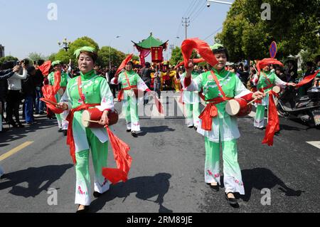 (140404) -- DEQING, 4. April 2014 (Xinhua) -- Künstler treten auf der Canhua Fair auf, einer traditionellen Volksveranstaltung zur Feier des bevorstehenden Qingming Festivals, in der Xinshi Township in Deqing, der ostchinesischen Provinz Zhejiang, am 4. April 2014. Das Qingming Festival, auch Tomb Sweeping Day genannt, ist ein Tag, an dem die Chinesen ihre Vorfahren und Verwandten auswendig lernen. (Xinhua/Ju Huanzong) (zc) CHINA-ZHEJIANG-QINGMING FESTIVAL-CANHUA FAIR (CN) PUBLICATIONxNOTxINxCHN Deqing 4. April 2014 XINHUA Künstler treten auf der Messe ein traditionelles Folk Event auf, um die bevorstehende Qing Ming Festi zu feiern Stockfoto