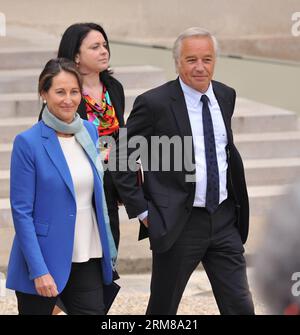 PARIS, April 4, 2014 - (From left to right) French Environment and Energy Minister Segolene Royal, Housing Minister Sylvia Pinel and Labour Minister Francois Rebsamen walk out of the Elysee presidential palace after the first cabinet meeting in Paris, France, April 4, 2014. (Xinhua/Chen Xiaowei) (zhf) FRANCE-PARIS-NEW CABINET-FIRST MEETING PUBLICATIONxNOTxINxCHN   Paris April 4 2014 from left to Right French Environment and Energy Ministers Segolene Royal Housing Ministers Sylvia Pinel and Labour Ministers François Rebsamen Walk out of The Elysee Presidential Palace After The First Cabinet Mee Stock Photo