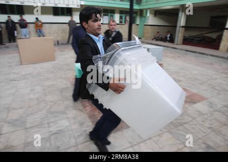 (140405) -- KABUL, 5. April 2014 (Xinhua) -- ein afghanischer Wahlhelfer bereitet sich vor, bevor die Präsidentschaftswahlen am 5. April in einem Wahlzentrum in Kabul, Afghanistan, beginnen. 2014.(Xinhua/Ahmad Massoud)(yc) AFGHANISTAN-PRÄSIDENTENWAHL PUBLICATIONxNOTxINxCHN Kabul 5. April 2014 XINHUA to Afghan ELECTION Worker bereitet sich vor Beginn der PRÄSIDENTSCHAFTSWAHLEN in einem Wahlzentrum AM 5. April 2014 in Kabul Afghanistan XINHUA Ahmad Massoud Afghanistan Presidential VOTING PUBLICATIOxCHN TxTxN Stockfoto