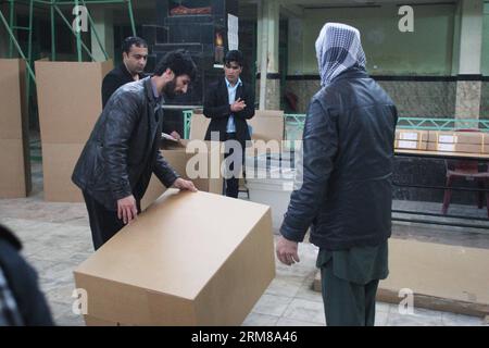 (140405) -- KABUL, 5. April 2014 (Xinhua) -- afghanische Wahlhelfer bereiten sich vor, bevor die Präsidentschaftswahlen am 5. April in einem Wahlzentrum in Kabul, Afghanistan, beginnen. 2014.(Xinhua/Ahmad Massoud)(yc) AFGHANISTAN-PRÄSIDENTENWAHL PUBLICATIONxNOTxINxCHN Kabul 5. April 2014 XINHUA afghanische Wahlhelfer bereiten sich vor Beginn der PRÄSIDENTSCHAFTSWAHLEN in einem Wahlzentrum AM 5. April 2014 in Kabul Afghanistan XINHUA Ahmad Massoud Afghanistan Presidential VOTING PUBLICATIONxNOTxINxCHN Stockfoto