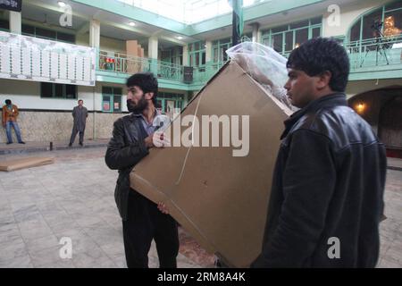 (140405) -- KABUL, 5. April 2014 (Xinhua) -- afghanische Wahlhelfer bereiten sich vor, bevor die Präsidentschaftswahlen am 5. April in einem Wahlzentrum in Kabul, Afghanistan, beginnen. 2014.(Xinhua/Ahmad Massoud)(yc) AFGHANISTAN-PRÄSIDENTENWAHL PUBLICATIONxNOTxINxCHN Kabul 5. April 2014 XINHUA afghanische Wahlhelfer bereiten sich vor Beginn der PRÄSIDENTSCHAFTSWAHLEN in einem Wahlzentrum AM 5. April 2014 in Kabul Afghanistan XINHUA Ahmad Massoud Afghanistan Presidential VOTING PUBLICATIONxNOTxINxCHN Stockfoto