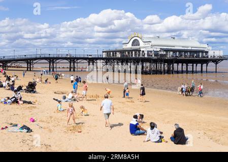 Cleethorpes Strand mit Touristen und Pier Cleethorpes mit Papas Fish and Chips Restaurant im Cleethorpes Lincolnshire England GB Europa Stockfoto