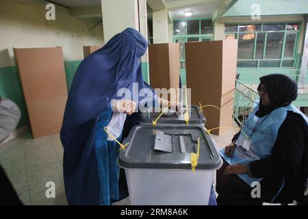 (140405) -- KABUL, 5. April 2014 (Xinhua) -- eine afghanische Frau gibt ihre Stimme am Wahltag in Kabul, Afghanistan, am 5. April 2014 in einem Wahlzentrum ab. Die Wahlen werden um 7:00 Uhr (Ortszeit) eröffnet und um 16:00 Uhr geschlossen (Xinhua/Ahmad Massoud). AFGHANISTAN-PRÄSIDENTSCHAFTSWAHL PUBLICATIONxNOTxINxCHN Kabul 5. April 2014 XINHUA to Afghan Women gibt AM Wahltag in Kabul Afghanistan AM 5. April 2014 ihre STIMME in einem Wahlzentrum ab. die Umfrage wurde UM 7 Uhr Ortszeit eröffnet und wird UM 4 Uhr Ortszeit geschlossen Afghanistan PRÄSIDENTSCHAFTSWAHL PUBLICATIONxNOTxINxCHN Stockfoto