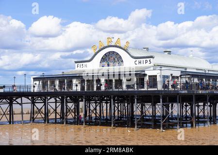 Cleethorpes Pier Cleethorpes Papas Fish and Chips Restaurant und Imbiss am Pier in Cleethorpes Lincolnshire England UK GB Europe Stockfoto