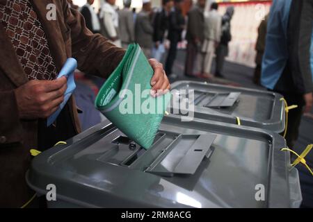 (140405) -- KABUL, 5. April 2014 (Xinhua) -- ein afghanischer Mann kostet seine Stimme in einem Wahlzentrum in Kabul, Afghanistan, am 5. April 2014. Die afghanische Präsidentschaftswahl findet am Samstag statt. (Xinhua/Ahmad Massoud) AFGHANISTAN-KABUL-PRÄSIDENTSCHAFTSWAHL PUBLICATIONxNOTxINxCHN KABUL 5. April 2014 XINHUA to Afghan man Costs his VOTING in A Polling Center in Kabul Afghanistan AM 5. April 2014 findet die afghanische PRÄSIDENTSCHAFTSWAHL AM Samstag statt XINHUA Ahmad Massoud Afghanistan Presidential ELECTION PUICATIONXCHINXCHXINN Stockfoto