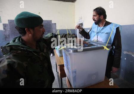 (140405) -- KABUL, 5. April 2014 (Xinhua) -- ein afghanischer Mann kostet seine Stimme in einem Wahlzentrum in Kabul, Afghanistan, am 5. April 2014. Die afghanische Präsidentschaftswahl findet am Samstag statt. (Xinhua/Ahmad Massoud) AFGHANISTAN-KABUL-PRÄSIDENTSCHAFTSWAHL PUBLICATIONxNOTxINxCHN KABUL 5. April 2014 XINHUA to Afghan man Costs his VOTING in A Polling Center in Kabul Afghanistan AM 5. April 2014 findet die afghanische PRÄSIDENTSCHAFTSWAHL AM Samstag statt XINHUA Ahmad Massoud Afghanistan Presidential ELECTION PUICATIONXCHINXCHXINN Stockfoto