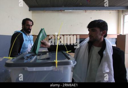 (140405) -- KABUL, 5. April 2014 (Xinhua) -- ein afghanischer Mann kostet seine Stimme in einem Wahlzentrum in Kabul, Afghanistan, am 5. April 2014. Die afghanische Präsidentschaftswahl findet am Samstag statt. (Xinhua/Ahmad Massoud) AFGHANISTAN-KABUL-PRÄSIDENTSCHAFTSWAHL PUBLICATIONxNOTxINxCHN KABUL 5. April 2014 XINHUA to Afghan man Costs his VOTING in A Polling Center in Kabul Afghanistan AM 5. April 2014 findet die afghanische PRÄSIDENTSCHAFTSWAHL AM Samstag statt XINHUA Ahmad Massoud Afghanistan Presidential ELECTION PUICATIONXCHINXCHXINN Stockfoto