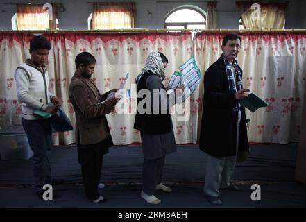 (140405) -- KABUL, 5. April 2014 (Xinhua) -- Afghanen warten darauf, ihre Stimmen in Kabul, Afghanistan, am 5. April 2014 zu Kosten. Die afghanische Präsidentschaftswahl findet am Samstag statt. (Xinhua/Ahmad Massoud) AFGHANISTAN-KABUL-PRÄSIDENTSCHAFTSWAHL PUBLICATIONxNOTxINxCHN KABUL 5. April 2014 XINHUA Afghans Wait to Cost Your VOTINGS in Kabul Afghanistan AM 5. April 2014 die afghanische PRÄSIDENTSCHAFTSWAHL findet AM Samstag statt XINHUA Ahmad Massoud Afghanistan Kabul-PRÄSIDENTSCHAFTSWAHL PUBLICATIONxNOTxINxCHN Stockfoto