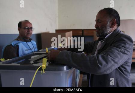 (140405) -- KABUL, 5. April 2014 (Xinhua) -- ein afghanischer Mann kostet seine Stimme in einem Wahlzentrum in Kabul, Afghanistan, am 5. April 2014. Die afghanische Präsidentschaftswahl findet am Samstag statt. (Xinhua/Ahmad Massoud) AFGHANISTAN-KABUL-PRÄSIDENTSCHAFTSWAHL PUBLICATIONxNOTxINxCHN KABUL 5. April 2014 XINHUA to Afghan man Costs his VOTING in A Polling Center in Kabul Afghanistan AM 5. April 2014 findet die afghanische PRÄSIDENTSCHAFTSWAHL AM Samstag statt XINHUA Ahmad Massoud Afghanistan Presidential ELECTION PUICATIONXCHINXCHXINN Stockfoto