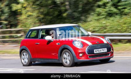 Milton Keynes, UK - 23. August 2023: 2014 roter Mini Cooper auf einer englischen Straße Stockfoto