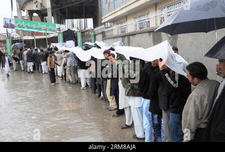 (140405) -- KABUL, 5. April 2014 (Xinhua) -- afghanische Menschen stellen sich zusammen, während sie warten, um ihre Stimmen in einem Wahlzentrum in Kabul, Afghanistan, am 5. April 2014 abzugeben. Die afghanische Präsidentschaftswahl findet am Samstag statt. (Xinhua/Omid) (jl) AFGHANISTAN-KABUL-PRÄSIDENTSCHAFTSWAHL PUBLICATIONxNOTxINxCHN KABUL 5. April 2014 XINHUA afghanische Prominente Reihen sich an, während sie auf die Abgabe ihrer Stimmen in einem Wahlzentrum in Kabul Afghanistan AM 5. April 2014 warten die afghanischen PRÄSIDENTSCHAFTSWAHLEN finden AM Samstag statt XINHUA Omid JL NOICATICATIONNBLNNNN Stockfoto