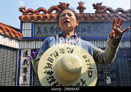 (140405) -- YIWU, 5. April 2014 (Xinhua) -- Wang Xuan, Führer einer chinesischen Klägergruppe, die von der japanischen Regierung Schadensersatz für Schäden aus dem Einsatz von Keimkrieg während des japanischen Aggressionskrieges gegen China verlangt, spricht eine Traueraktion im Dorf Chongshan der Stadt Yiwu in der ostchinesischen Provinz Zhejiang am 5. April 2014 an. Am Samstag fand im Dorf Chongshan eine Gedenkveranstaltung zum Gedenken an die Opfer statt, die vor 72 Jahren im Keimkrieg in Japan getötet wurden. Das Qingming Festival war ein traditionelles chinesisches Festival, das verstorbenen Verwandten Respekt zollte. 1942 führte die japanische Armee Stockfoto