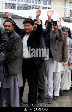 (140405) -- KABUL, 5. April 2014 (Xinhua) -- afghanische Menschen stellen sich zusammen, während sie warten, um ihre Stimmen in einem Wahlzentrum in Kabul, Afghanistan, am 5. April 2014 abzugeben. Die afghanische Präsidentschaftswahl findet am Samstag statt. (Xinhua/Omid) (jl) AFGHANISTAN-KABUL-PRÄSIDENTSCHAFTSWAHL PUBLICATIONxNOTxINxCHN KABUL 5. April 2014 XINHUA afghanische Prominente Reihen sich an, während sie auf die Abgabe ihrer Stimmen in einem Wahlzentrum in Kabul Afghanistan AM 5. April 2014 warten die afghanischen PRÄSIDENTSCHAFTSWAHLEN finden AM Samstag statt XINHUA Omid JL NOICATICATIONNBLNNNN Stockfoto