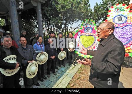 (140405) -- YIWU, 5. April 2014 (Xinhua) -- Wang Peigen, ein Mitglied einer chinesischen Klägergruppe, die von der japanischen Regierung Schadensersatz für Schäden aus dem Einsatz von Keimkrieg während des japanischen Aggressionskrieges gegen China verlangt, trauert mit anderen Menschen im Dorf Chongshan der Stadt Yiwu in der ostchinesischen Provinz Zhejiang, 5. April 2014. Am Samstag fand im Dorf Chongshan eine Gedenkveranstaltung zum Gedenken an die Opfer statt, die vor 72 Jahren im Keimkrieg in Japan getötet wurden. Das Qingming Festival war ein traditionelles chinesisches Festival, das verstorbenen Verwandten Respekt zollte. 1942 wurde die japanische Armee eingesetzt Stockfoto