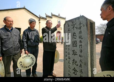 (140405) -- YIWU, 5. April 2014 (Xinhua) -- Mitglieder einer chinesischen Klägergruppe, die Schadenersatz von der japanischen Regierung für Schäden aus dem Einsatz von Keimkrieg während des japanischen Aggressionskrieges gegen China fordern, trauern um Opfer im Dorf Chongshan der Stadt Yiwu in der ostchinesischen Provinz Zhejiang, 5. April 2014. Am Samstag fand im Dorf Chongshan eine Gedenkveranstaltung zum Gedenken an die Opfer statt, die vor 72 Jahren im Keimkrieg in Japan getötet wurden. Das Qingming Festival war ein traditionelles chinesisches Festival, das verstorbenen Verwandten Respekt zollte. Im Jahr 1942 führte die japanische Armee eine großangelegte Seuche durch Stockfoto