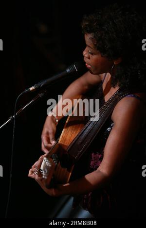 Lisa Doby singt am 5. April 2014 im Internationalen Theater in Frankfurt. Lisa Doby präsentierte am Samstagabend in Frankfurt ein Konzert aus Jazz, Blues und Soul, das das Publikum nicht nur mit ihren Gesangskenntnissen, sondern auch mit ihrer authentischen Bühnenpräsenz und ihren Texten, die von Liebe, Freiheit und Spiritualität erzählen, eingefangen hat. (Xinhua/Luo Huanhuan)(ctt) GERMANY-FRANKFURT-LISA DOBY PUBLICATIONxNOTxINxCHN Lisa singt AM 5. April 2014 im Internationalen Theater in Frankfurt ein Konzert von Jazz Blues and Soul AM Samstagabend in Frankfurt, das das Publikum nicht nur mit Witz einfängt Stockfoto