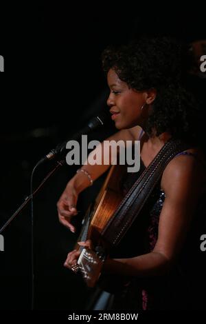 Lisa Doby singt am 5. April 2014 im Internationalen Theater in Frankfurt. Lisa Doby präsentierte am Samstagabend in Frankfurt ein Konzert aus Jazz, Blues und Soul, das das Publikum nicht nur mit ihren Gesangskenntnissen, sondern auch mit ihrer authentischen Bühnenpräsenz und ihren Texten, die von Liebe, Freiheit und Spiritualität erzählen, eingefangen hat. (Xinhua/Luo Huanhuan)(ctt) GERMANY-FRANKFURT-LISA DOBY PUBLICATIONxNOTxINxCHN Lisa singt AM 5. April 2014 im Internationalen Theater in Frankfurt ein Konzert von Jazz Blues and Soul AM Samstagabend in Frankfurt, das das Publikum nicht nur mit Witz einfängt Stockfoto