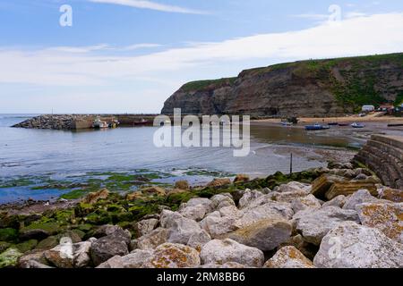 Gegenüber vom Staithes Harbour, einem kleinen Fischerdorf in Yorkshire. Stockfoto