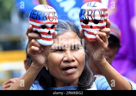 (140407) -- MANILA, 7. April 2014 (Xinhua) -- ein Aktivist hält falsche Schädel während eines Protestes in der Nähe der US-Botschaft gegen die Zunahme der US-Truppen im ganzen Land, in Manila, Philippinen, am 7. April 2014. (Xinhua/Rouelle Umali) PHILIPPINEN-MANILA-RALLYE PUBLICATIONxNOTxINxCHN MANILA 7. April 2014 XINHUA an Aktivist hält Mock Skulls während eines Protestes in der Nähe der US-Botschaft gegen die Zunahme der US-Truppen im ganzen Land in Manila die Philippinen 7. April 2014 XINHUA Umali Philippinen Manila Rallye PUBLxCHINNNNNNNNNNICxCHION Stockfoto