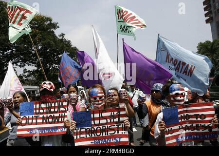 (140407) -- MANILA, 7. April 2014 (Xinhua) -- Aktivisten tragen Masken und halten Plakate während eines Protestes in der Nähe der US-Botschaft gegen die Zunahme der US-Truppen im ganzen Land, in Manila, Philippinen, am 7. April 2014. (Xinhua/Rouelle Umali) PHILIPPINEN-MANILA-RALLYE PUBLICATIONxNOTxINxCHN MANILA 7. April 2014 XINHUA-Aktivisten tragen Masken und halten Plakate bei einem Protest in der Nähe der US-Botschaft gegen die Zunahme der US-Truppen im ganzen Land in Manila den Philippinen 7. April 2014 XINHUA Umali Philippinen Manila Rallye PUBLXCHINXINCHION Stockfoto