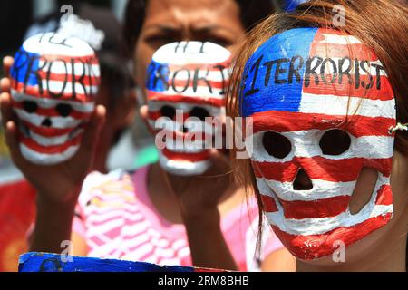 (140407) -- MANILA, 7. April 2014 (Xinhua) -- Aktivisten tragen Masken und halten Plakate während eines Protestes in der Nähe der US-Botschaft gegen die Zunahme der US-Truppen im ganzen Land, in Manila, Philippinen, am 7. April 2014. (Xinhua/Rouelle Umali) PHILIPPINEN-MANILA-RALLYE PUBLICATIONxNOTxINxCHN MANILA 7. April 2014 XINHUA-Aktivisten tragen Masken und halten Plakate bei einem Protest in der Nähe der US-Botschaft gegen die Zunahme der US-Truppen im ganzen Land in Manila den Philippinen 7. April 2014 XINHUA Umali Philippinen Manila Rallye PUBLXCHINXINCHION Stockfoto