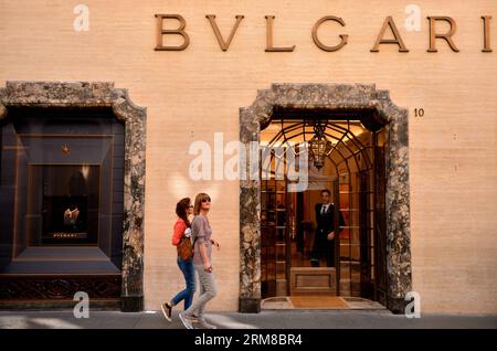 (140407) -- ROME, April 7, 2014 (Xinhua) -- People pass by a jewery boutique in Rome, Italy, on April 7, 2014. Italy s consumption decreased by 1.3 percent from a year earlier while household pruchasing power dropped by 1.1 percent in 2013 on average, Italy s national statistics institute Istat said Monday. (Xinhua/Xu Nizhi) ITALY-ROME-CONSOMPTION-DROP PUBLICATIONxNOTxINxCHN   Rome April 7 2014 XINHUA Celebrities Passport by a  Boutique in Rome Italy ON April 7 2014 Italy S Consumption  by 1 3 percent from a Year earlier while House  Power dropped by 1 1 percent in 2013 ON Average Italy S Nati Stock Photo