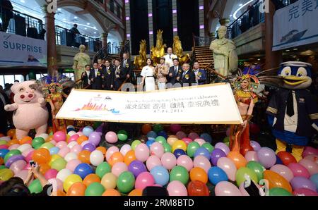 (140407) -- HONGKONG, 7. April 2014 (Xinhua) -- Foto vom 7. April 2014 zeigt die Segelzeremonie des Kreuzfahrtschiffs SuperStar Virgo in Hongkong, Südchina. Im Besitz des singapurischen Unternehmens Star Cruises setzte die SuperStar Virgo am Montag von einem Hafen in Hongkong aus die Segel und eröffnete damit ihre Reiseroute von Hongkong nach Kaohsiung im südöstlichen Taiwan. (Xinhua/Qin Qing) (zgp) CHINA-HONG KONG-CRUISE-SAILING CEREMONY (CN) PUBLICATIONxNOTxINxCHN Hong KONG 7. April 2014 XINHUA Foto vom 7. April 2014 zeigt die Segelzeremonie des Kreuzfahrtschiffs Superstar Virgo in Hongkong Stockfoto