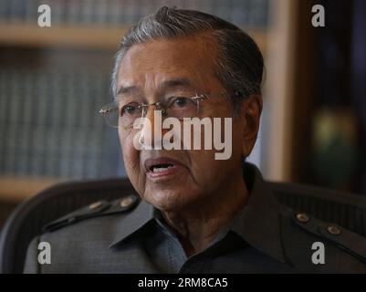 PUTRAJAYA, MALAYSIA, 7. April 2014 - der ehemalige malaysische Premierminister Mahathir Mohamad spricht mit Xinhua-Reportern während eines Interviews in Putrajaya, Malaysia, am 7. April 2014. Die Beziehung zwischen China und Malaysia werde durch den jüngsten Flugunfall mit dem MH370 nicht beeinträchtigt, sagte der ehemalige malaysische Premierminister Mahathir Mohamad hier am Montag in einem exklusiven Interview mit Xinhua. (Xinhua/Wang Shen) MALAYSIA-PUTRAJAYA-CHINA-MAHATHIR PUBLICATIONxNOTxINxCHN Putrajaya Malaysia 7. April 2014 der ehemalige malaysische Premierminister Mahathir Mohamad spricht während des Interviews in Pu mit XINHUA-Reportern Stockfoto
