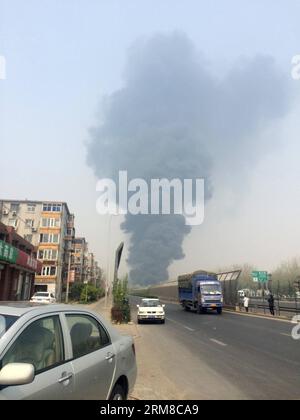 (140408) -- PEKING, 8. April 2014 (Xinhua) -- dichter Rauch steigt von der Unfallstelle auf, nachdem ein LKW umgestürzt ist und einen Brand im Daxing-Abschnitt des Peking-Kaifeng-Highway in Peking, Hauptstadt von China, verursacht hat, 8. April 2014. Zwei Menschen wurden bei dem Unfall getötet, der sich am Dienstag gegen Mittag ereignete. (Xinhua/Ma Yan) (MP) CHINA-BEIJING-DAXING DISTRICT-FIRE (CN) PUBLICATIONxNOTxINxCHN Peking 8. April 2014 XINHUA dichter Rauch steigt von der Unfallstelle auf, nachdem ein Lkw umgestürzt ist und EINEN Brand im Daxing-Abschnitt des Beijing Kaifeng Highway in Peking Hauptstadt von China VERURSACHT HAT 8. April 2014 Two Stockfoto