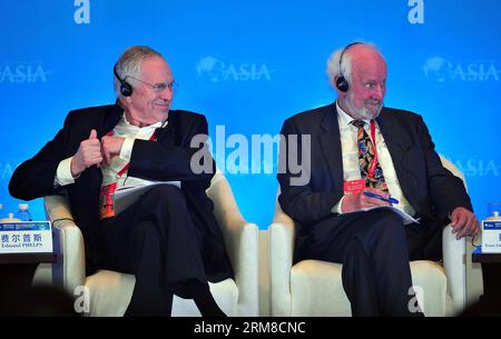 BOAO, 8. April 2014: Edmund Phelps (L), Nobelpreisträger und Professor an der Columbia University, und Ernst Ulrich von Weizsacker, Co-Vorsitzender des International Resource Panel, wird bei einer Gruppe von Ökonomen während der Boao Forum for Asia (BFA)-Jahreskonferenz 2014 in Boao, Südchinas Provinz Hainan, am 8. April 2014 gesehen. (Xinhua/Guo Cheng)(wyo) CHINA-BOAO-BFA 2014(CN) PUBLICATIONxNOTxINxCHN Boao 8. April 2014 Edmund Phelps l Nobelpreisträger American Economist und Professor an der Columbia University und Ernst Ulrich von Weizsacker Co Stockfoto