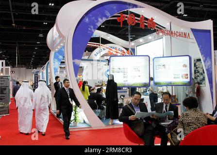 (140408) -- DUBAI, 8. April 2014 (Xinhua) -- Menschen besuchen den Stand der chinesischen Provinz Qinghai im Dubai International Convention Centre in Dubai, 8. April 2014. Das vierte jährliche Investitionstreffen (AIM) der Vereinigten Arabischen Emirate (VAE) begann hier am Dienstag, um bilaterale ausländische Direktinvestitionen zwischen den Vereinigten Arabischen Emiraten (VAE) und anderen schwellenländern und staaten im Übergang voranzutreiben. (Xinhua/Li Zhen) UAE-DUBAI-AIM 2014 PUBLICATIONxNOTxINxCHN Dubai 8. April 2014 Prominente von XINHUA besuchen den Stand der chinesischen Provinz Qinghai IM Dubai International Convention Centre i Stockfoto