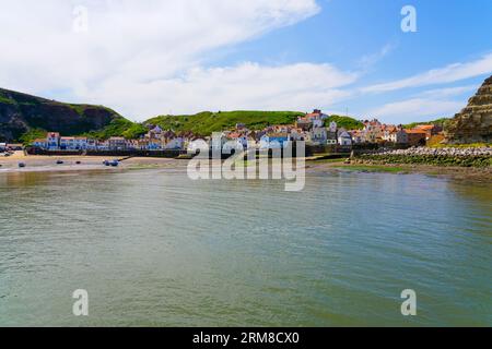 Das Dorf Staithes in North Yorkshire liegt in einem steilen Tal. Stockfoto