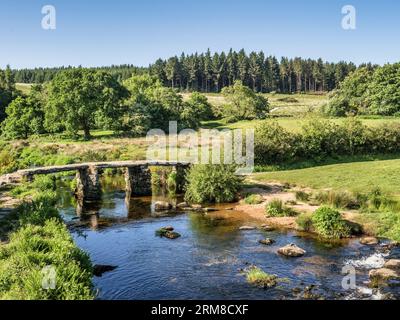 Alte Klapperbrücke über den West Dart River in Postbridge, Dartmoor, Devon, Großbritannien. Stockfoto